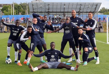 La Selección Francesa recién llegada a Rusia. A todos les gusta hacerse fotos graciosas en grupo.