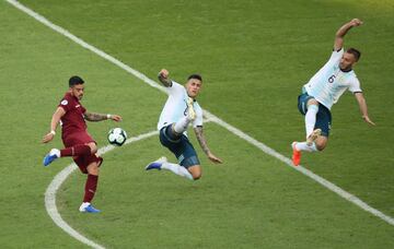 Junior Moreno con Leandro Paredes y German Pezella.