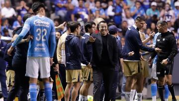MEX8770. PUEBLA (MÉXICO), 05/04/2025.- El director técnico de Pumas, Efraín Juárez (c), reacciona este sábado, durante un partido del torneo Clausura 2025 entre Cruz Azul y Pumas en el estadio Cuauhtémoc, en Puebla (México). EFE/ Hilda Ríos