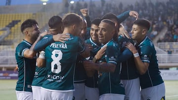 Futbol, Santiago Wanderers vs Cobreloa.
Fecha 13, campeonato ascenso 2025.
El jugador de Santiago Wanderers, Juan Ignacio Duma, centro, celebra su gol contra Cobreloa durante el partido de primera division B realizado en el estadio Lucio Farina de Quillota, Chile.
14/06/2025
Sebastian Cisternas/Photosport
Football, Santiago Wanderers vs Cobreloa.
13th turn, 2025 promotion championship.
Santiago Wanderers player, Juan Ignacio Duma, center, celebrates after scoring against Cobreloa during the first B division match held at the Lucio Farina stadium in Quillota, Chile.
14/06/2025
Sebastian Cisternas/Photosport