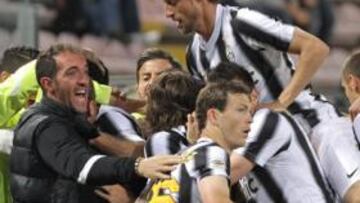 <b>CAMPEONES. </b>La plantilla de la Juventus celebró en el césped el título de campeón.