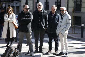 El actor Roberto ?lvarez (2i) e Imanol Arias (d) a su llegada a la de la capilla ardiente del director Carlos Saura instalada en la Academia de Cine.