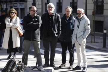 El actor Roberto Álvarez (2i) e Imanol Arias (d) a su llegada a la de la capilla ardiente del director Carlos Saura instalada en la Academia de Cine.