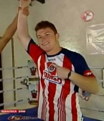 Canelo con la camiseta de Chivas.