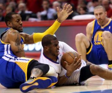 Andre Iguodala y Chris Paul, luchando por un balón.