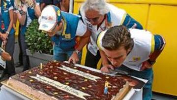 <b>CELEBRACIÓN. </b>Nelsinho, Briatore y Alonso soplan las velas de los próximos cumpleaños de los pilotos.