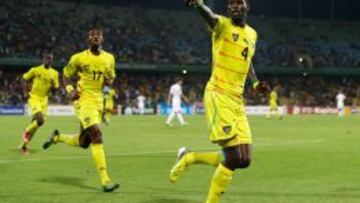 Emmanuel Adebayor celebra el gol que marc&oacute; contra Argelia. 