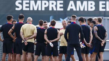 Hansi Flick, técnico del Barça, en un entrenamiento del equipo.