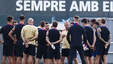 Hansi Flick, técnico del Barça, en un entrenamiento del equipo.