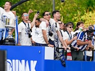 Futbolistas de la Real Sociedad durante la celebración del equipo por las calles de San Sebastián por la victoria en la Copa del Rey.