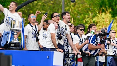 Futbolistas de la Real Sociedad durante la celebración del equipo por las calles de San Sebastián por la victoria en la Copa del Rey.
