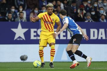 Adama controla un balón ante Pedrosa.