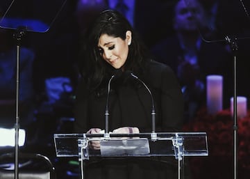 El 24 de febrero (24, el nmero de Kobe, del 2, el de Gianna) el mundo de la NBA homenaje a Kobe en una maravillosa ceremonia en el Staples Center. Vanessa, la viuda de Kobe, prefiri llamarlo una celebracin de la vida y pronunci un emocionante discurso que puso en pie a los asistentes. Tambin tuvo una intervencin para la historia un Michael Jordan con lgrimas corriendo por sus mejillas: Con la muerte de Kobe, ha muerto una parte de m.