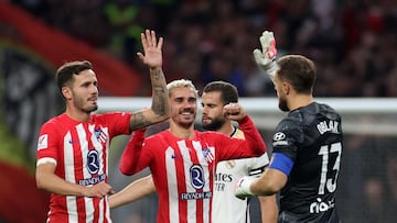 Saúl, Griezmann y Oblak se felicitan tras un gol del Atlético en el derbi de la primera vuelta de Liga 23-24.