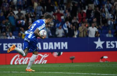 2-3. Joselu marca el segundo gol de penalti en el minuto 75 de partido.
