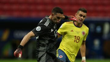 Emiliano Martínez elogió el presente de los jugadores de la Selección Colombia.