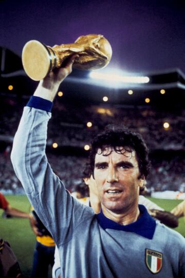 Estuvo presente en cuatro Copas del Mundo y jugó en tres: Alemania '74, Argentina '78, España '82. Con 40 años, se convirtió en el campeón del mundo más longevo, al guiar a 'La Azzurra' a su tercer título desde su portería.