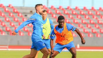 Poveda, Suleiman y el exracinguista Javi Vázquez, en el entrenamiento de ayer del Ibiza.