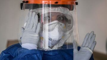 A health worker of the city government gets ready to perform COVID-19 test in Tlatelolco neighbourhood in Mexico City on November 6, 2020, amid the novel coronavirus pandemic. (Photo by Pedro PARDO / AFP)