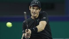 Andy Murray devuelve una bola ante Steve Johnson durante su partido en el Masters 1.000 de Shanghai.