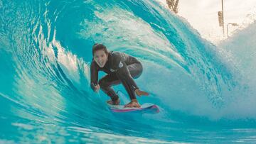 La surfista brasile&ntilde;a Sophia Medina surfeando una ola en forma de tubo de Wavegarden en Praia da Grama, Brasil.