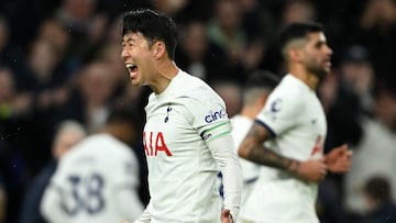 Heung-min Son, jugador del Tottenham, celebra el gol anotado por su compañero Brennan Johnson ante el Brighton.