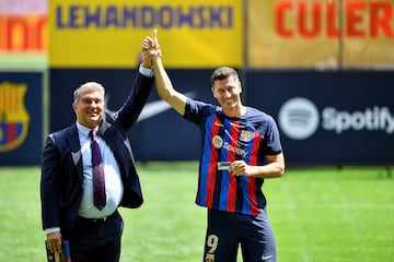 El delantero polaco ha sido presentado en el Camp Nou como nuevo jugador del Fútbol Club Barcelona. 