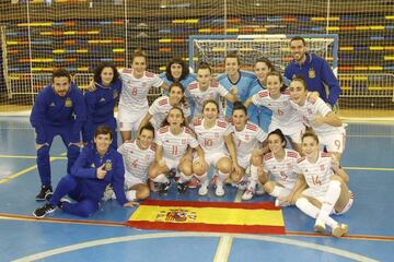La Selección Española celebra el título.