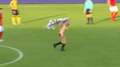 Lo que faltaba: una stripper para distraer al rival