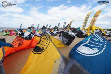La Spain Kiteboarding League tiene el apoyo de las principales marcas de kite y así lo mostraron en la primera parada en Isla Canela.