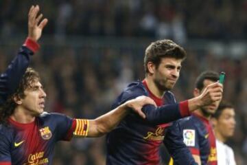 30/01/2013 Tras el lanzamiento desde la grada, Puyol le quita el mechero a Piqu¨¦ y lo tira a la banda antes de que su compa?ero se lo entregue al ¨¢rbitro durante el Real Madrid-Barcelona. La viva imagen del fair-play.