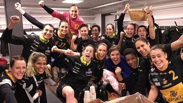 Las Guerreras celebran la victoria ante Eslovenia en el Campeonato de Europa de Suecia 2016.