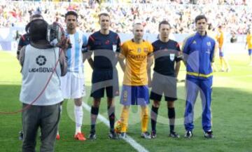 El árbitro Clos Gómez acompañado por sus asistentes Cebrián Devis y Marco Martínez, el cuarto árbitro Uson Rosel y los capitanes Weligton e Iniesta.