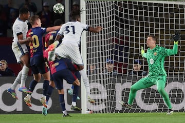2-3. C¨®rner que lanza Hakan ?alhanoglu, mide mal Wojciech Szczesny y el defensa neerland¨¦s remata en boca de gol.