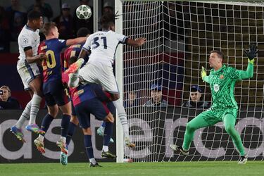 2-3. Córner que lanza Hakan Çalhanoglu, mide mal Wojciech Szczesny y el defensa neerlandés remata en boca de gol.