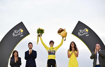 El ciclista danés de Jumbo-Visma, Jonas Vingegaard, celebra en el podio con el maillot amarillo de líder general