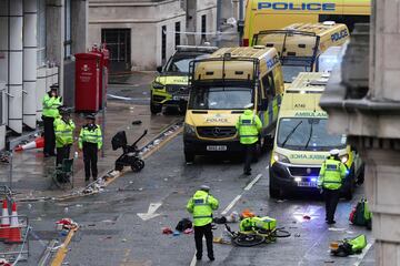 Un veh¨ªculo arremete contra aficionados del conjunto Red en el centro de la ciudad de Liverpool en la celebraci¨®n del t¨ªtulo de liga.