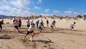 Los jugadores del Valencia entrenaron en la playa de Oliva