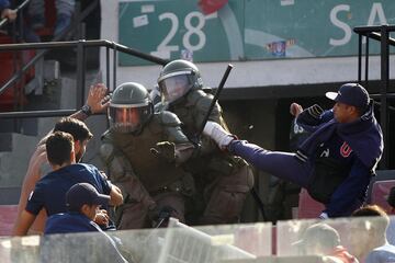 Hinchas de Universidad de Chile pelean con carabineros antes del partido contra Colo Colo por primera division en el estadio Nacional.