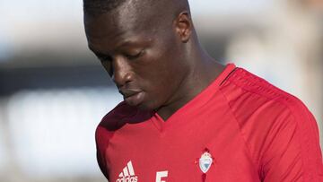 Pape Cheikh se dirige a los vestuarios durante el descanso del partido entre el Celta y el Roma.