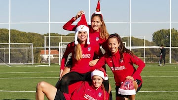 Las jugadoras del Atlético Laia Aleixandri, María Isabel Rodríguez, Marta Cazalla y Viola Calligaris posan ataviadas con el gorro de Papá Noel.