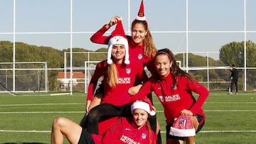 Las jugadoras del Atl&eacute;tico Laia Aleixandri, Mar&iacute;a Isabel Rodr&iacute;guez, Marta Cazalla y Viola Calligaris posan ataviadas con el gorro de Pap&aacute; Noel. 