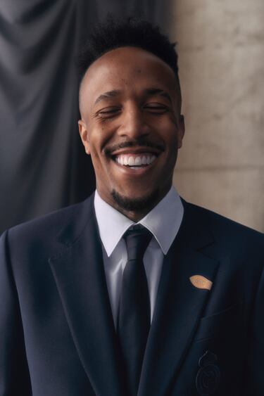 Militao posa con el nuevo traje de viaje. 