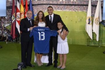 Keylor Navas estuvo acompañado por su familia en su presentación