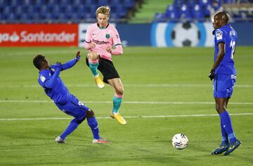 Frenkie de Jong con Djene y Nyom.