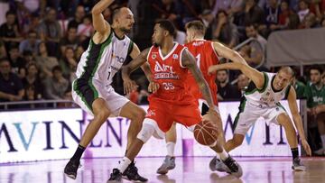 El escolta estadounidense ICL Manresa Brion Rush con el balón ante el ala pívot serbio del Divina Seguros Joventut Luka Bogdanovic.
