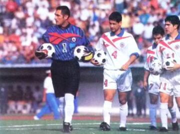 Nelson Tapia, Ronald Fuentes y Marcelo Salas saliendo a la cancha de Barinas.