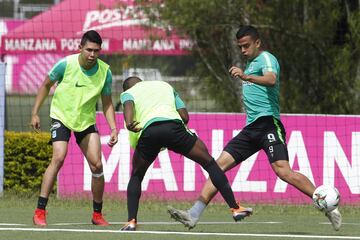 Fútbol en espacio reducido y más actividades con balón se realizaron en la práctica de este martes.