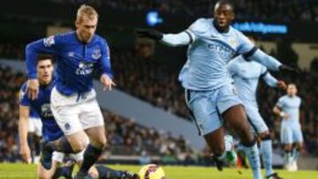 Yaya Touré, pugna por el balón con el jugador del Everton Tony Hibbert.