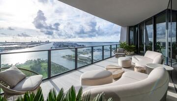 Por vistas no va a ser, y es que si algo tiene este apartamento de David y Victoria son lugares a los que perderse contemplándolos. En la imagen se puede apreciar otra de las terrazas desde las cuales los Beckham podrán seguir la vida de Miami.